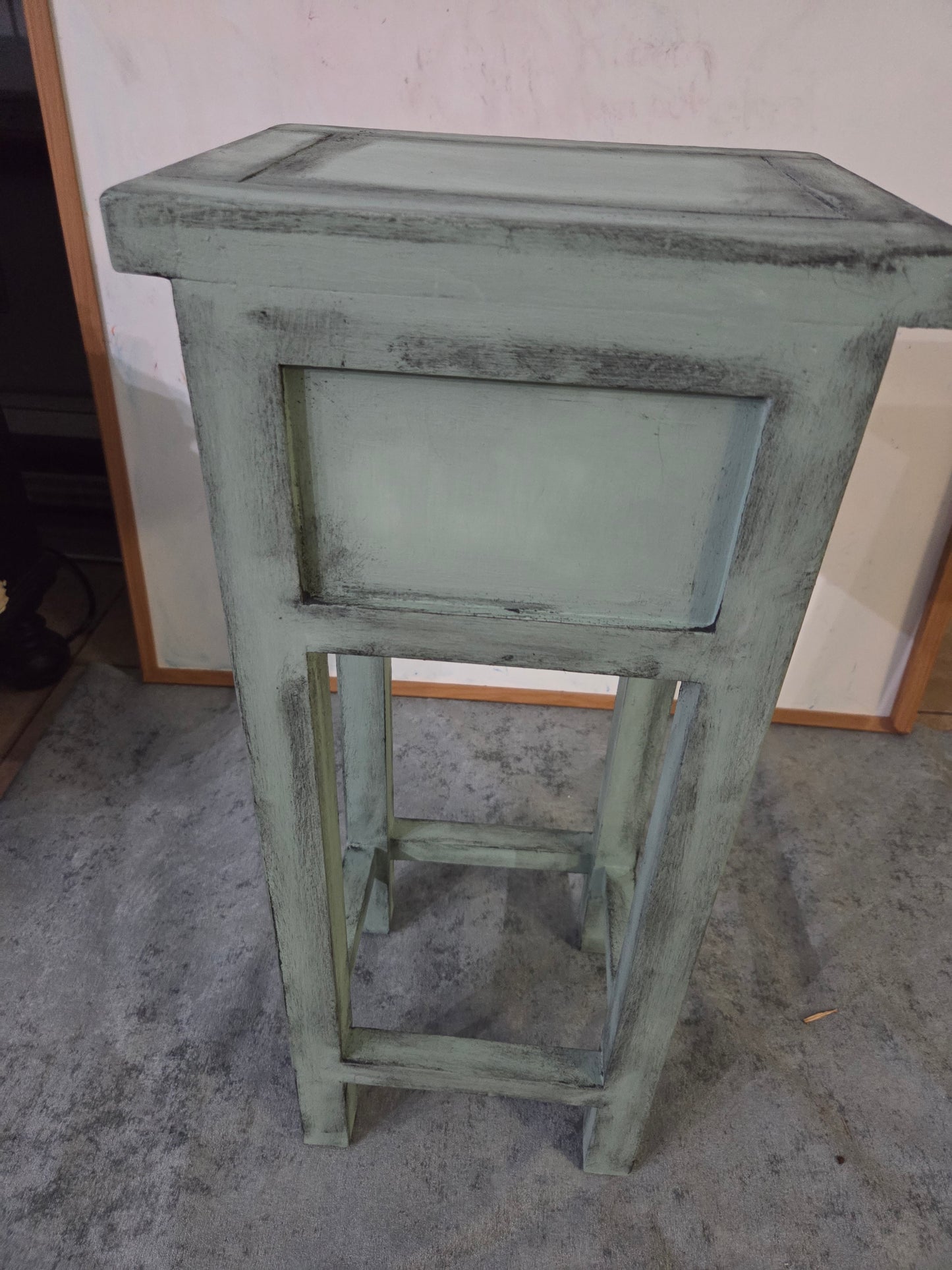 Charming Vintage-Style Accent Table / Plant Stand