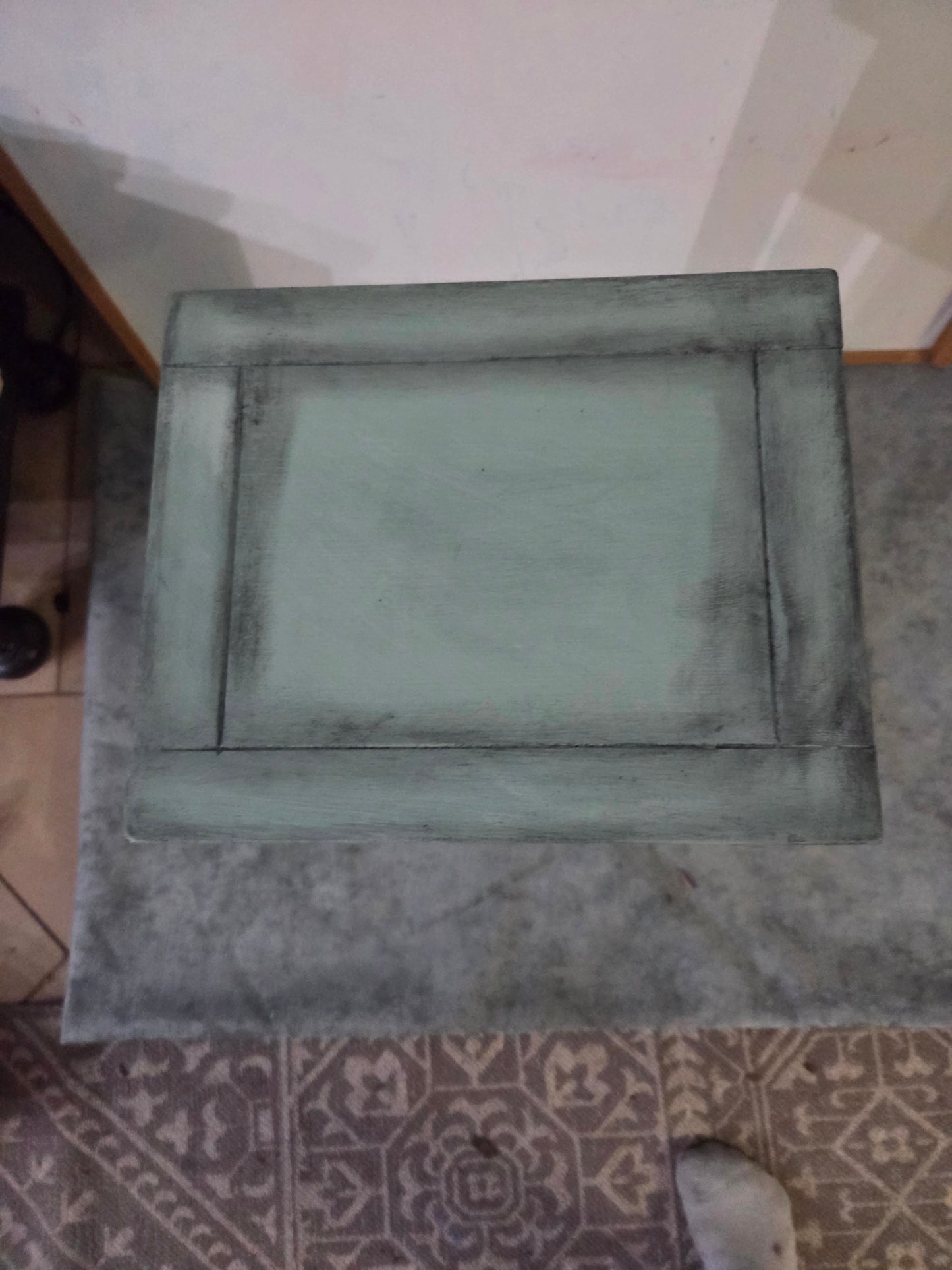 Charming Vintage-Style Accent Table / Plant Stand