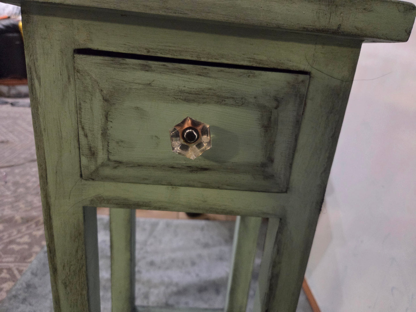 Charming Vintage-Style Accent Table / Plant Stand