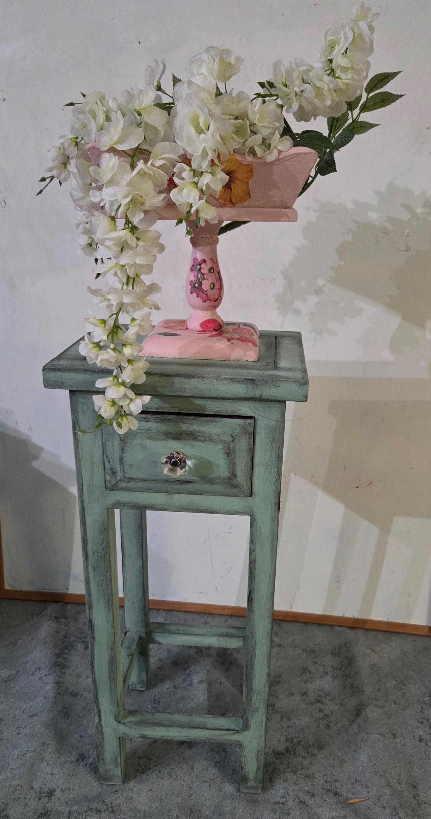 Charming Vintage-Style Accent Table / Plant Stand